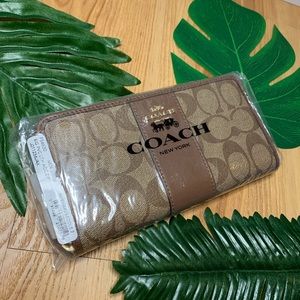 Coach Zipper Wallet